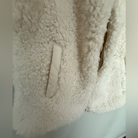 Francesca’s Cream Reversible Sherpa vest - Picture 5 of 10